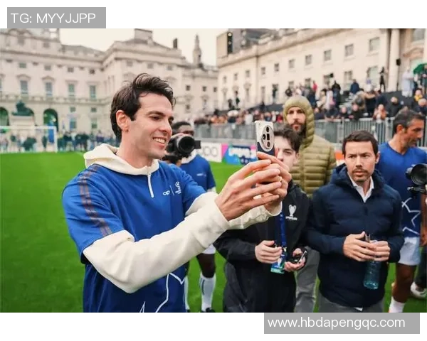 足球明星携手球迷共度精彩时刻尽享踢球乐趣的温馨瞬间